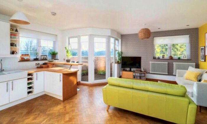 2 Bedroom Flat To Rent In Jowett Street, London, SE15