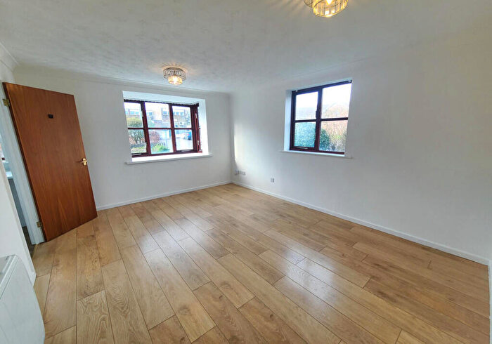 2 Bedroom Flat To Rent In Beaumont Road, Totton, SO40