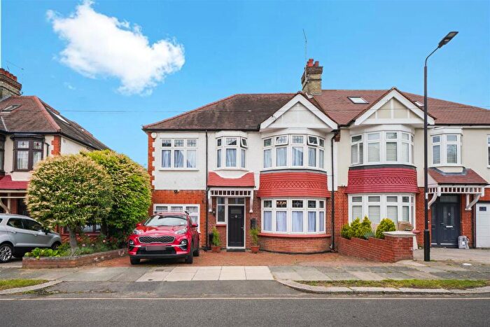 5 Bedroom Semi-Detached House For Sale In Hillcrest, Winchmore Hill, N21