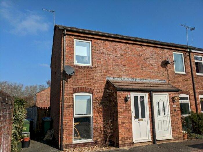 2 Bedroom House To Rent In Henderson Way, RH12