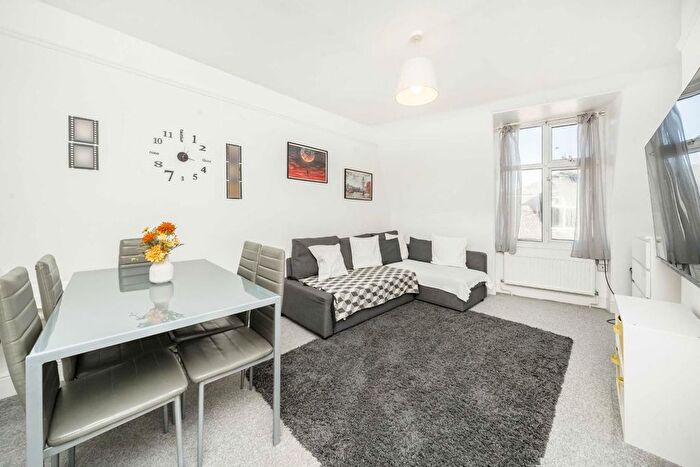 2 Bedroom Flat To Rent In Upper Richmond Road West, London, SW14