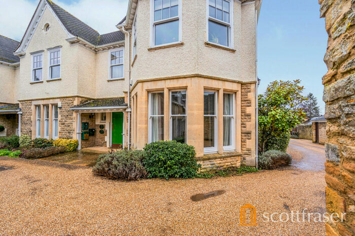 2 Bedroom Apartment To Rent In Oakfield Place, Witney, OX28