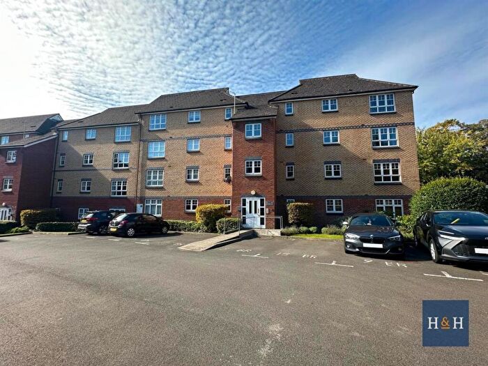 3 Bedroom Apartment To Rent In Canterbury Court, Bedford Road -, NN1