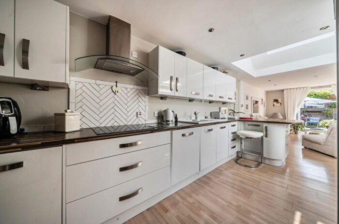 3 Bedroom Semi Detached House For Sale In Grovelands Road, Reading, Berkshire, RG30