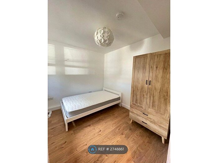 4 Bedroom Flat To Rent In Manitoba Court, London, SE16