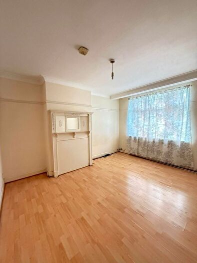 4 Bedroom Semi-detached House To Rent In Heston Avenue, Hounslow, TW5