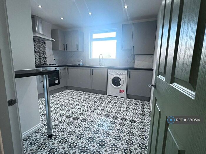 3 Bedroom Flat To Rent In High Road Leyton, London, E10