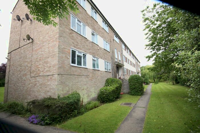 2 Bedroom Flat To Rent In Old Bath Road, Newbury, RG14