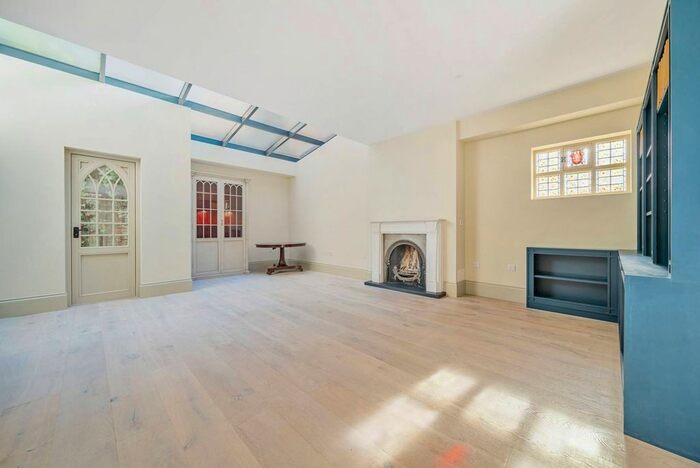 3 Bedroom Detached House To Rent In Smith Street, Sloane Square, London, SW3