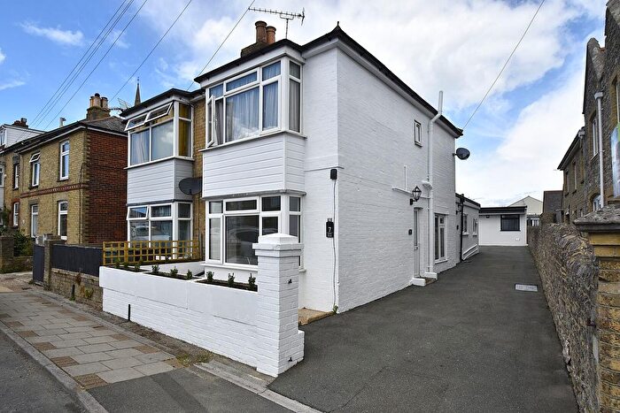 2 Bedroom Flat To Rent In Green Street, Ryde, PO33