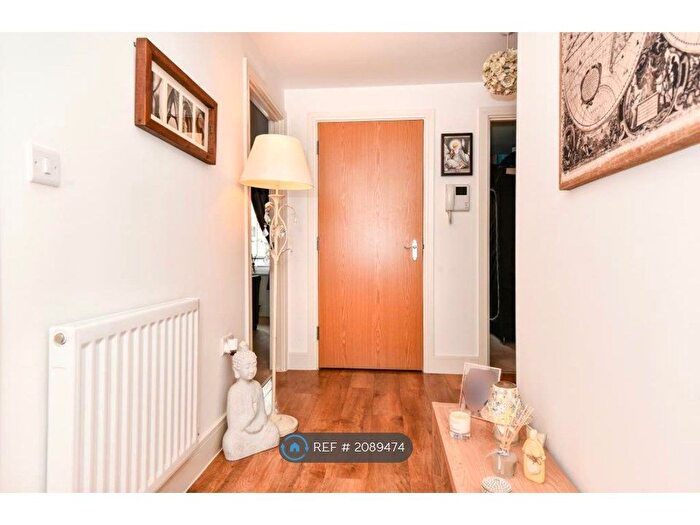 2 Bedroom Flat To Rent In Kingsquarter, Maidenhead, SL6
