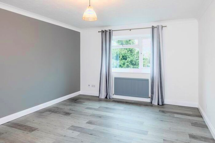 1 Bedroom Flat To Rent In Bells Hill, Barnet EN5