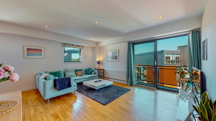 2 Bedroom Flat For Sale In Castlebank Drive, Glasgow, G11
