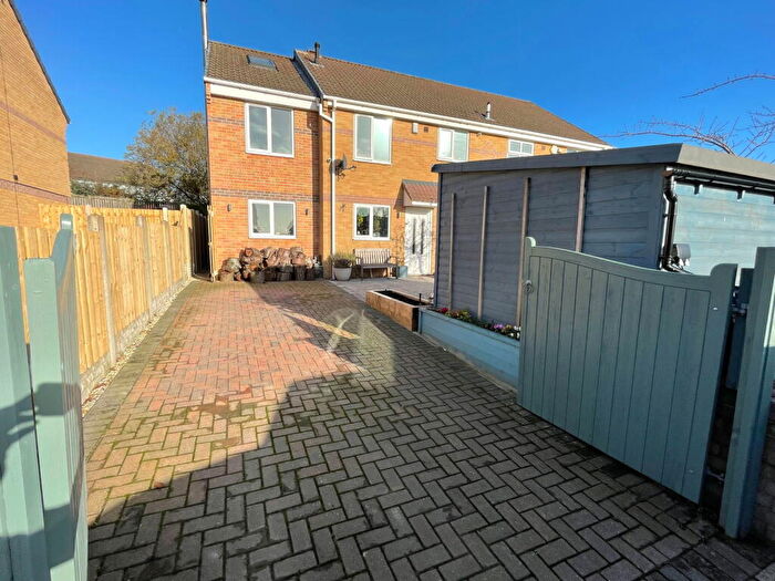 4 Bedroom Semi-Detached House For Sale In Willow Close, Hoyland, Barnsley, S74