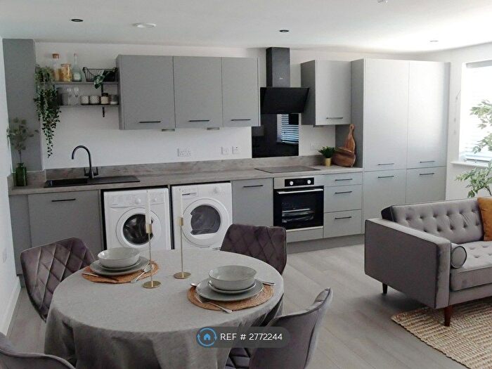 2 Bedroom Flat To Rent In Wharf Lodge, Leeds, LS11