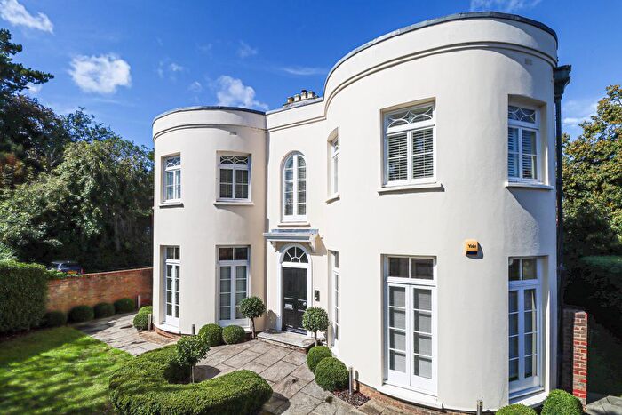 3 Bedroom Flat For Sale In Leyton Green, Harpenden, Hertfordshire, AL5