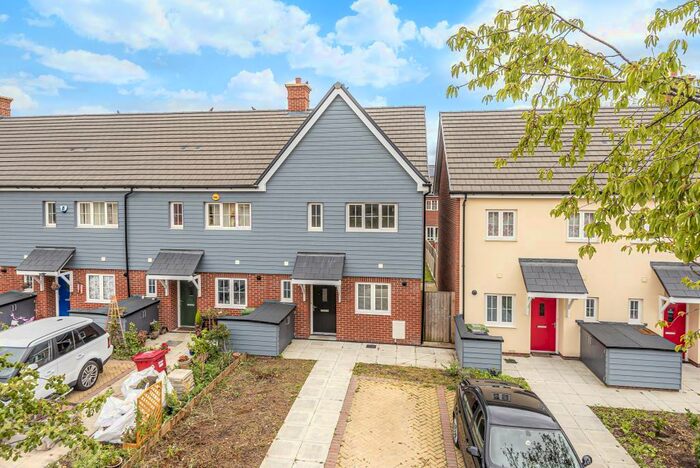 3 Bedroom Semi-Detached House To Rent In Slough, Berkshire, SL2