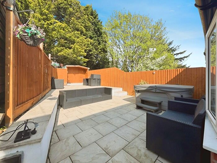 2 Bedroom Maisonette To Rent In Vale Drive, Southampton, SO18