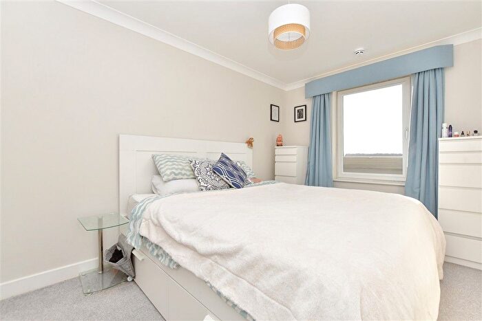 2 Bedroom Flat For Sale In Highbury Drive, Leatherhead, Surrey, KT22