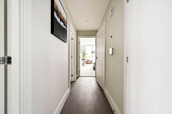 2 Bedroom Flat For Sale In Vision Point, Battersea, SW11
