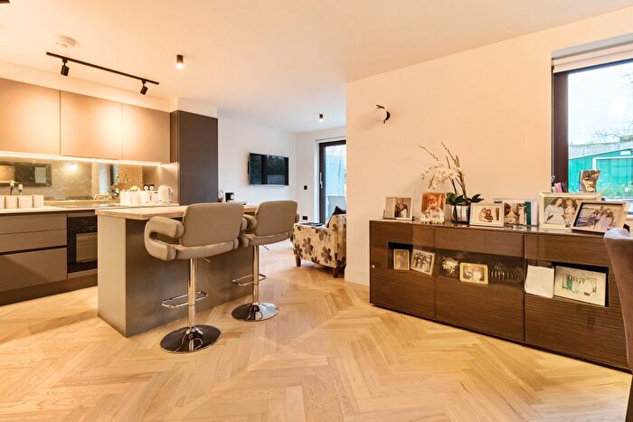 4 Bedroom Flat To Rent In Shakespeare Road, London, NW7