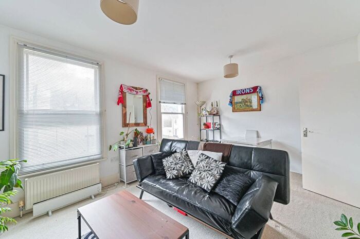 2 Bedroom Flat For Sale In Coldharbour Lane, Brixton, London, SW9