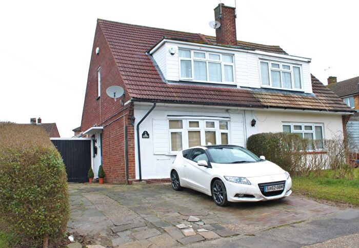 4 Bedroom Semi Detached House To Rent In Farm Close, Arkley, Barnet, EN5