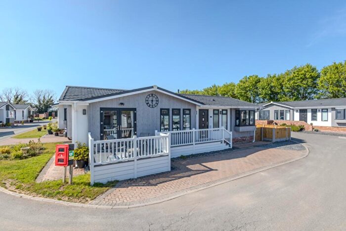 2 Bedroom Park Home For Sale In Moorbarns Lane, The Grange, Lutterworth, LE17