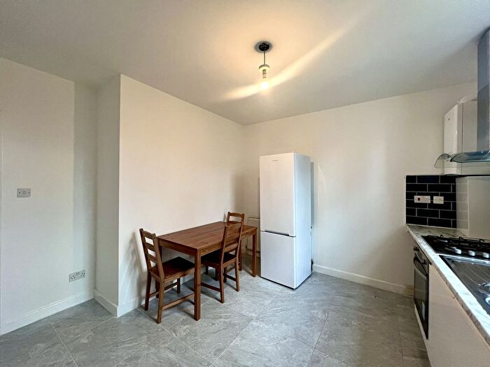 2 Bedroom Flat To Rent In South Lambeth Road, SW8
