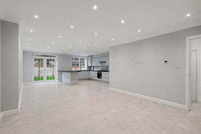 3 Bedroom Flat For Sale In Wallis Avenue, Maidstone, ME15