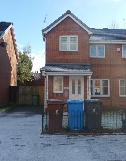 3 Bedroom Semi-Detached House To Rent In Dearnalay Way, Chadderton, Oldham, OL9