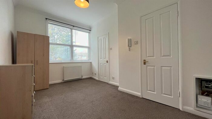 Studio To Rent In Stanley Road, Sutton, SM2