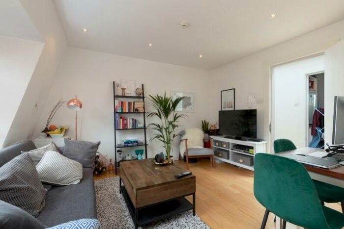 2 Bedroom Apartment To Rent In - Gaskin Street, London, N1