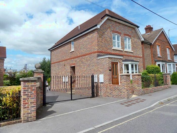 2 Bedroom Flat To Rent In King George Avenue, Petersfield, GU32