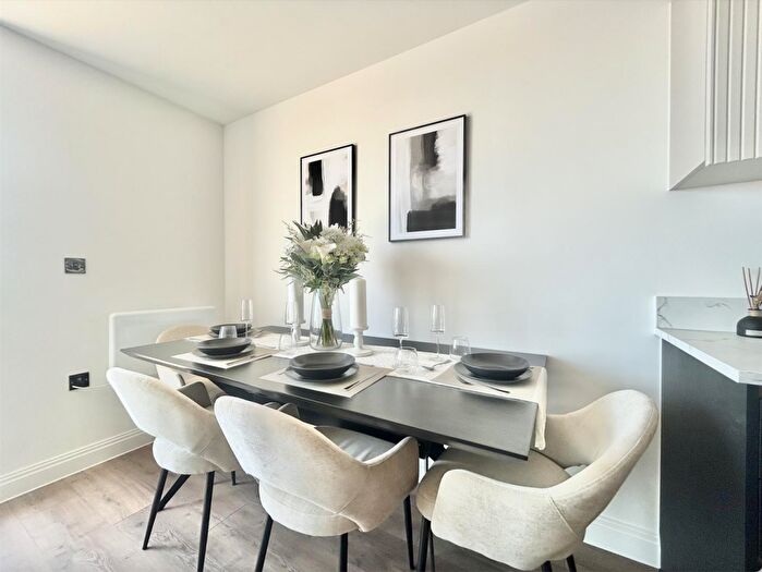2 Bedroom Flat For Sale In Chalkwell Heights, Westcliff-On-Sea, SS0