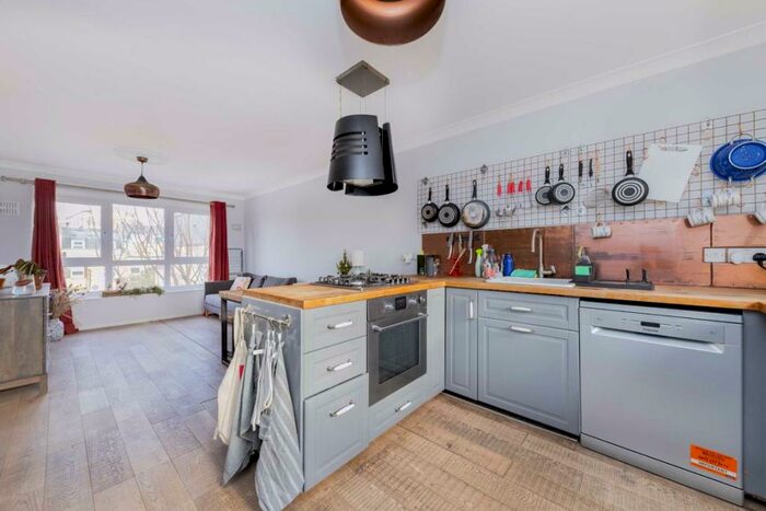 3 Bedroom Flat To Rent In Rosebank Gardens, Victoria Park, E3