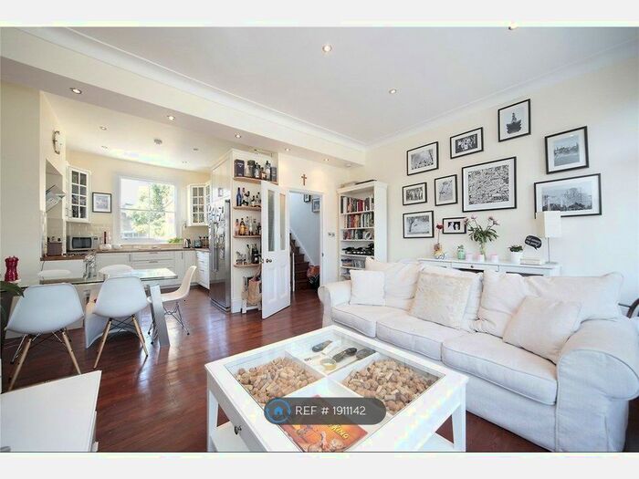 3 Bedroom Maisonette To Rent In Stockwell Road, London, SW9