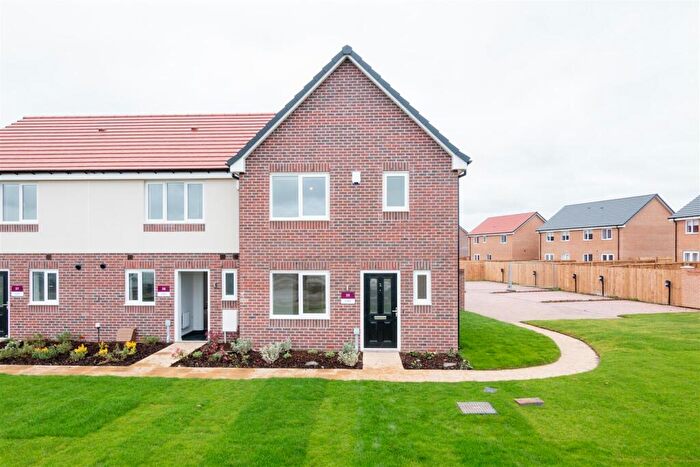 3 Bedroom Semi-Detached House To Rent In Watson Drive, Grimsby, DN33