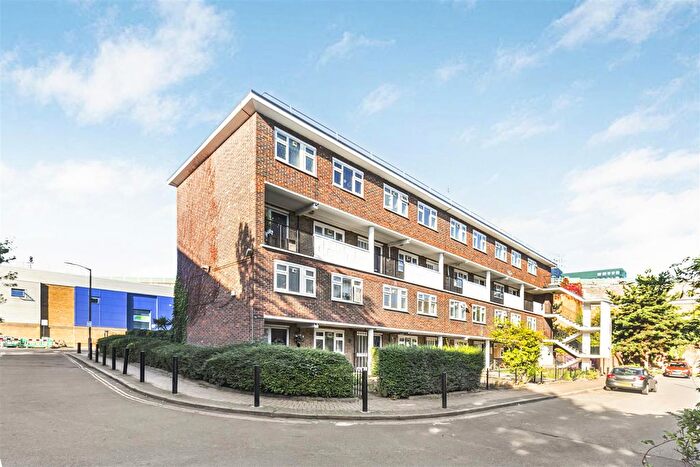3 Bedroom Maisonette For Sale In Woods House, Wadhurst Road, Patmore Estate Nine Elms London, SW8