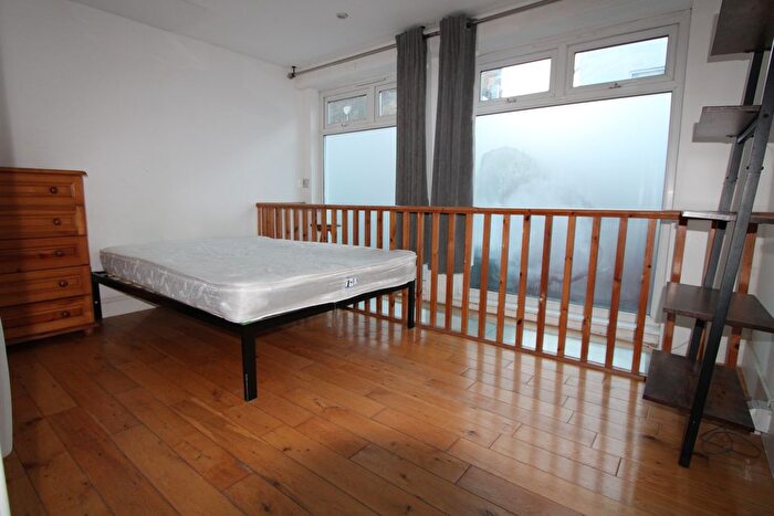3 Bedroom Maisonette To Rent In Elias Place, Oval, SW8