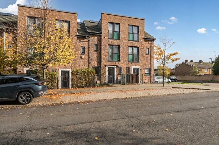 3 Bedroom Terraced House For Sale In West Reading, Berkshire, RG30