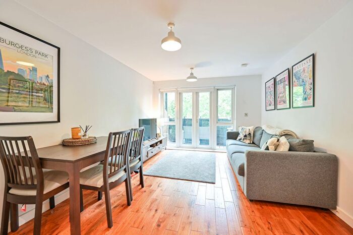 2 Bedroom Flat For Sale In St Georges Way, Camberwell, London, SE15
