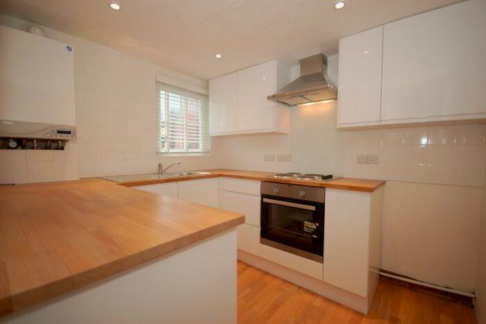 2 Bedroom Flat To Rent In New Town, Uckfield, TN22