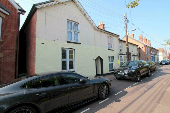 1 Bedroom Flat To Rent In Springfield Road, Southgate, RH11