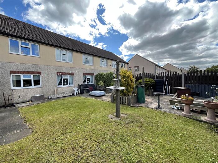 2 Bedroom Flat For Sale In Foldings Parade, Scholes, Cleckheaton, BD19