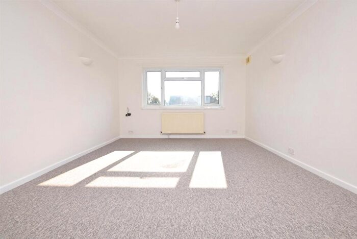 Apartment To Rent In Western Road, Romford, Essex, RM1