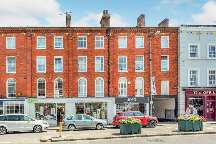 1 Bedroom Apartment To Rent In Market Square, Buckingham, MK18