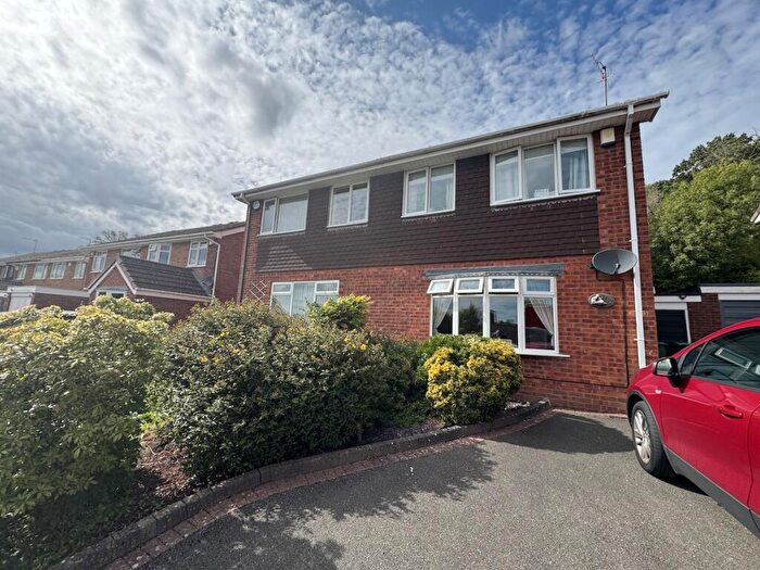 3 Bedroom Semi-Detached House To Rent In Halesowen - Chatsworth Road, B62