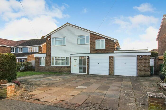 4 Bedroom Detached House To Rent In Camborne Avenue, Aylesbury, HP21