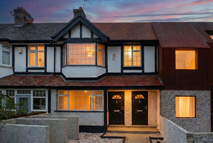 3 Bedroom Apartment For Sale In Commonside East, Mitcham, CR4